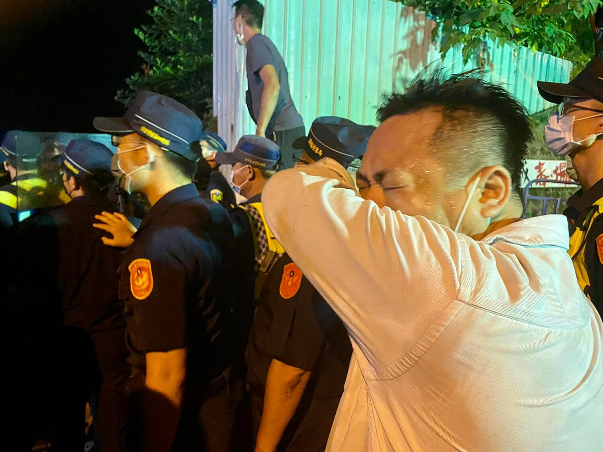 立委洪申翰指出，抗議的鄉親不但被丟擲鐵塊，更在抗議現場被胡椒噴霧、辣椒水噴到，痛到眼睛都睜不開。 圖：翻攝自洪申翰臉書