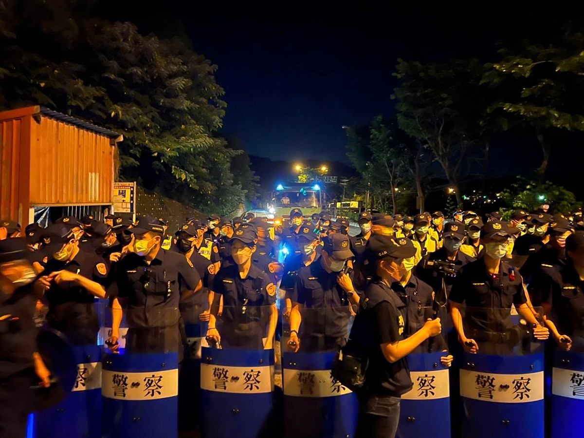 坤於抗議現場出現暴力衝突，警方派出多位警察到場維持秩序。 圖：擷取自徐定禎臉書。