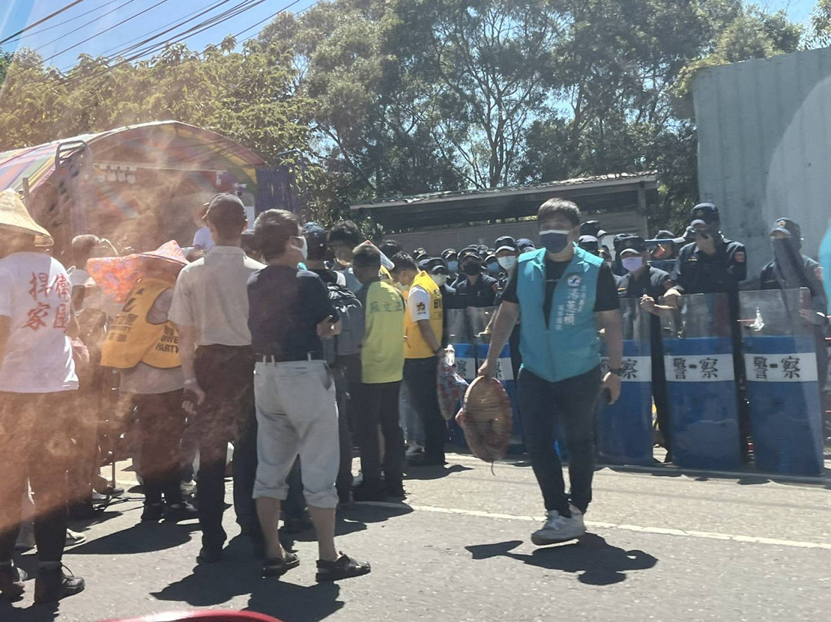 警方拿起盾牌阻擋。 圖：湯蕙禎辦公室提供
