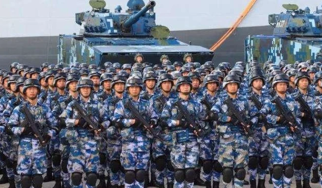 中國解放軍海軍陸戰隊持續擴編，中國軍事評論員稱是為加強攻台登陸能力。 圖:翻攝北京青年報