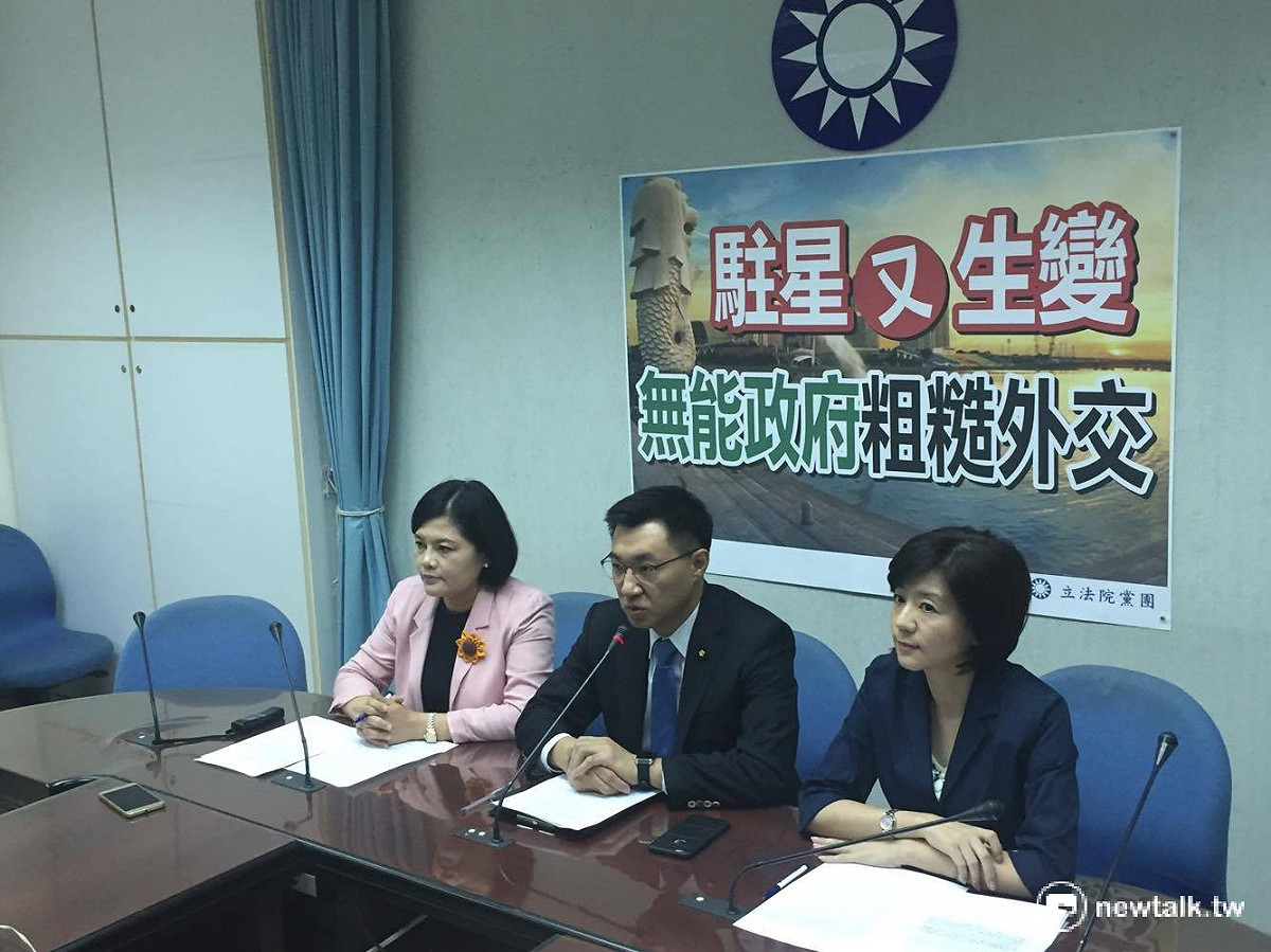 針對外交部長李大維否認黃志芳接任駐新加坡代表人事案，國民黨團12日召開記者會批評新政府外交策略粗糙像兒戲。 圖：鄭佑漢/攝
