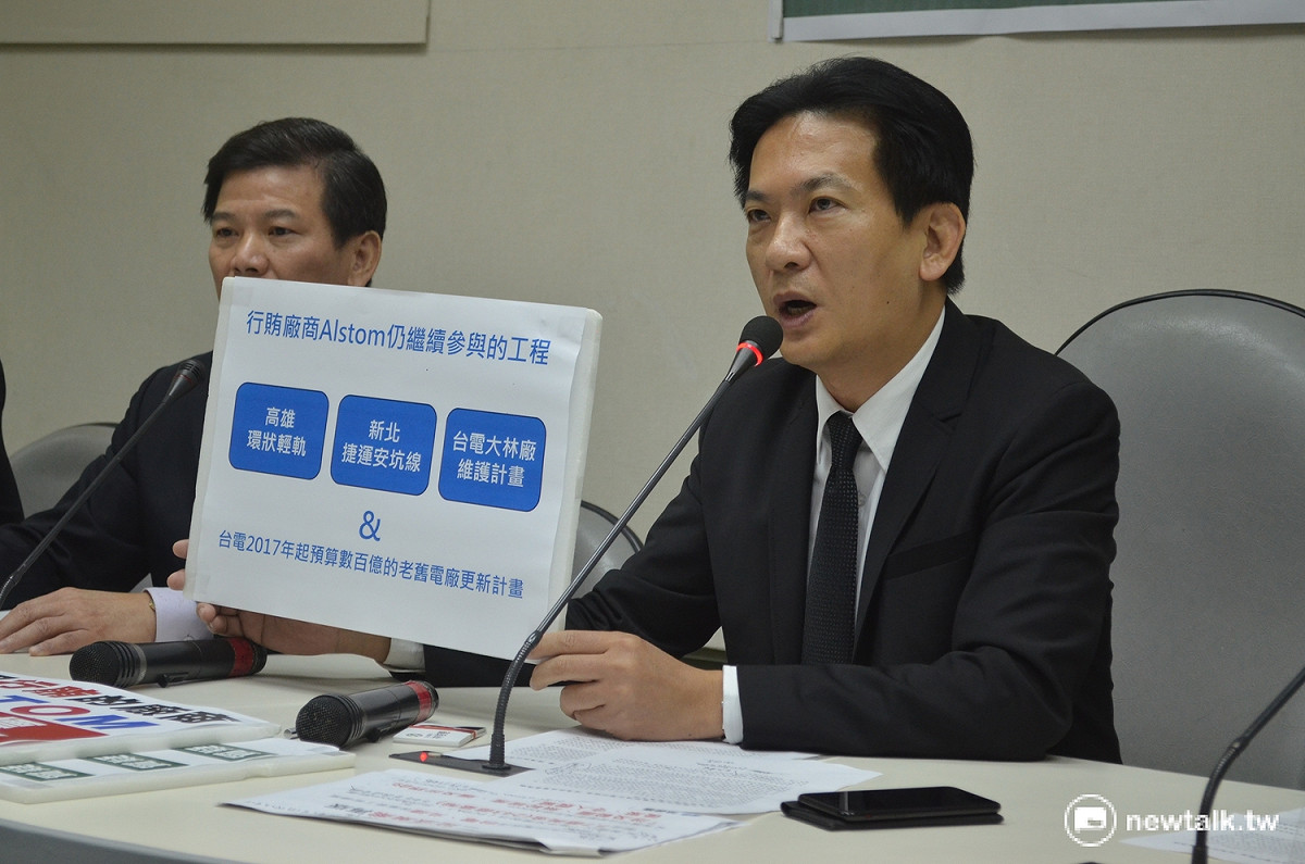 民進黨立委林俊憲12日痛批，已承認行賄台灣官員的法商阿爾斯通，相關單位在該案的調查上沒有下文，卻還繼續放行阿爾斯通參與高雄輕軌等工程。 圖：柯昱安/ 攝