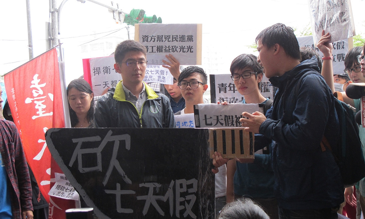 民進黨青年部主任黃守達12日接受青年學生抗議。 圖：林朝億/攝