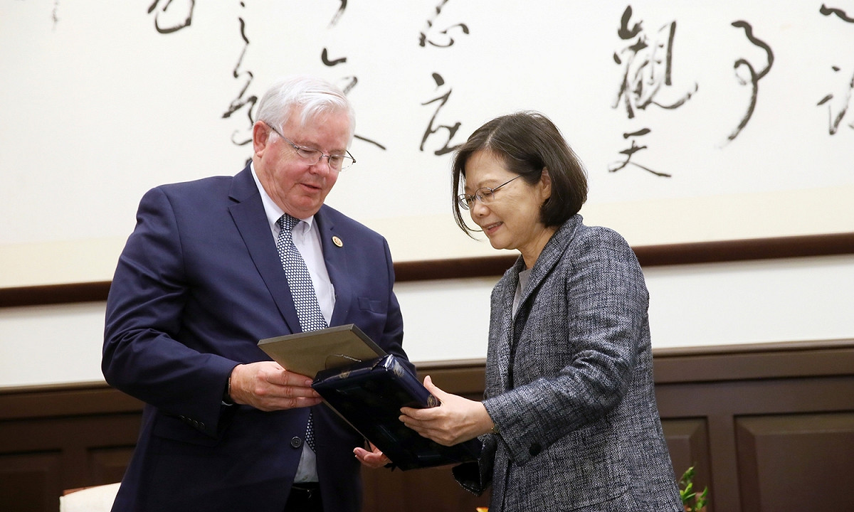 總統蔡英文13日下午接見美國聯邦眾議院「能源暨商業委員會」榮譽主席巴頓(Joe Barton)。 圖：總統府提供