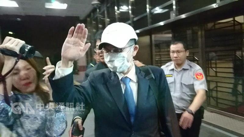 北檢14日首度傳喚兆豐銀紐約分行經理黃士明（戴口罩者）到案，訊後依涉犯《證券交易法》，以新台幣120萬元交保。 圖：中央社