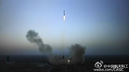 中國載人太空船神舟11號於17日上午7時30分在酒泉衛星發射中心成功發射。神舟11號將運補物資給中國太空站天宮2號，並且進行數種太空實驗。 圖：翻攝中國航天科工微博