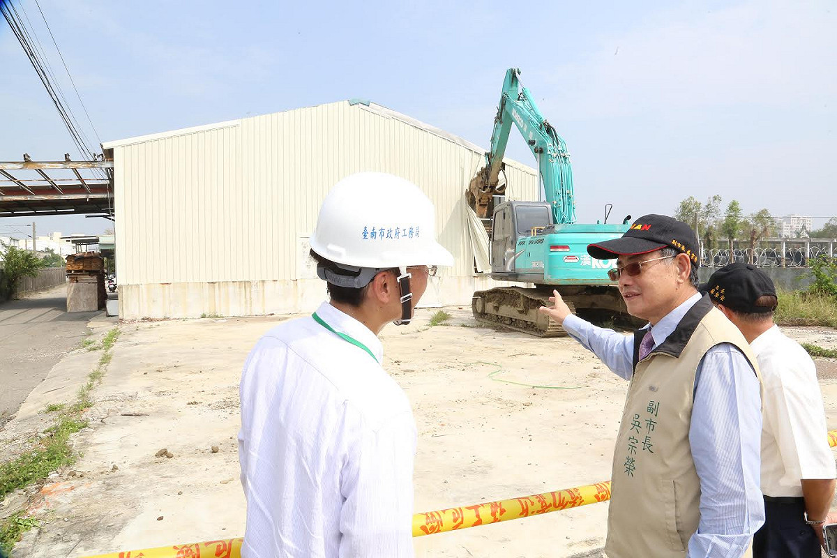 鐵路地下化仁德段今日進行第一次地上物拆除；台南市副市長吳宗榮至現場關心拆除情況。 圖：台南市政府提供