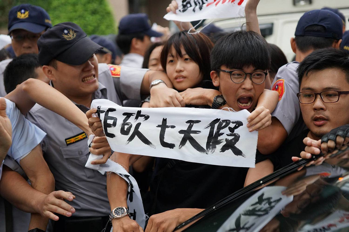 《勞基法》修法「一例一休、砍7天假」引發勞資雙方爭論。行政院將爭取儘速通過，勞工則發起25日遊行抗議。 圖：翻攝「自己的假自己救」臉書專頁 (資料照片)