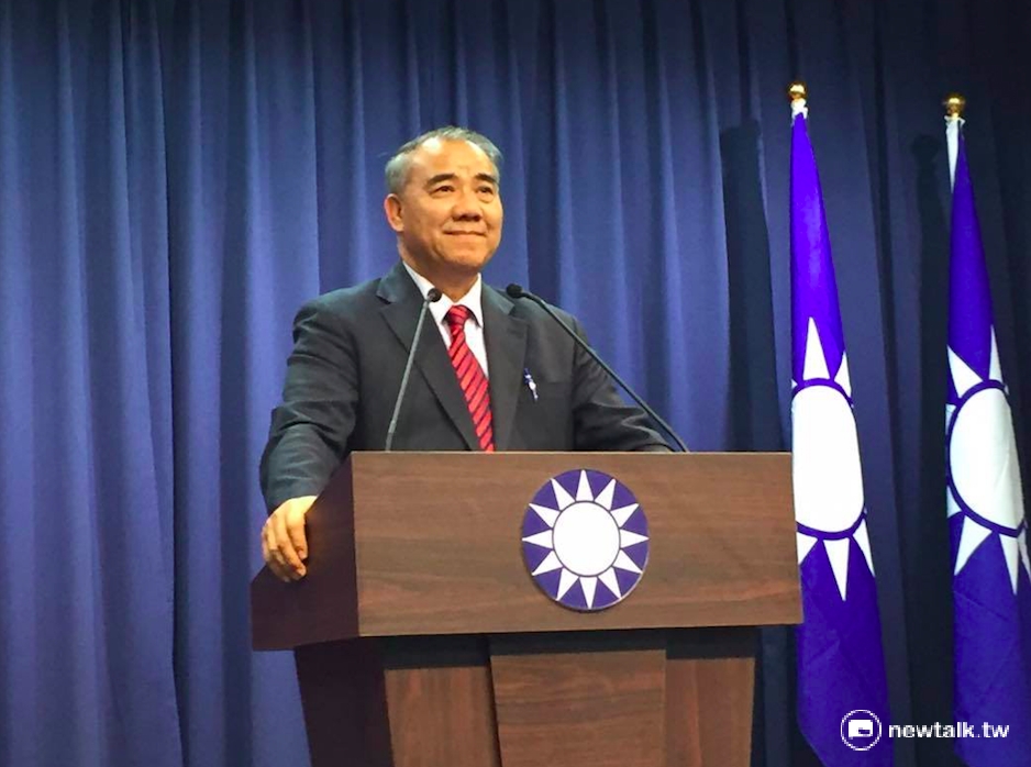 針對即將登場的兩岸和平論壇（國共論壇），媒體追問國民黨主席洪秀柱是否接受黨團建議提及「一中各表」？黨團總召廖國棟一時語塞、表情無奈。 圖：鄭佑漢/攝