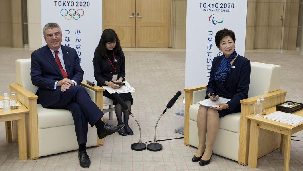 奧委會主席巴赫（左）與東京都知事小池百合子（右）商討場地問題，達成舉行4方會商的共識。 圖：翻攝奧運官網/GREG MARTIN