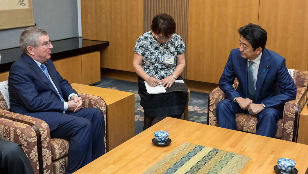 國際奧運委員會主席巴赫（Bach）19日拜會日本首相安倍晉三（右），商討東京奧運事宜。 圖：翻攝翻攝奧運官網/GREG MARTIN