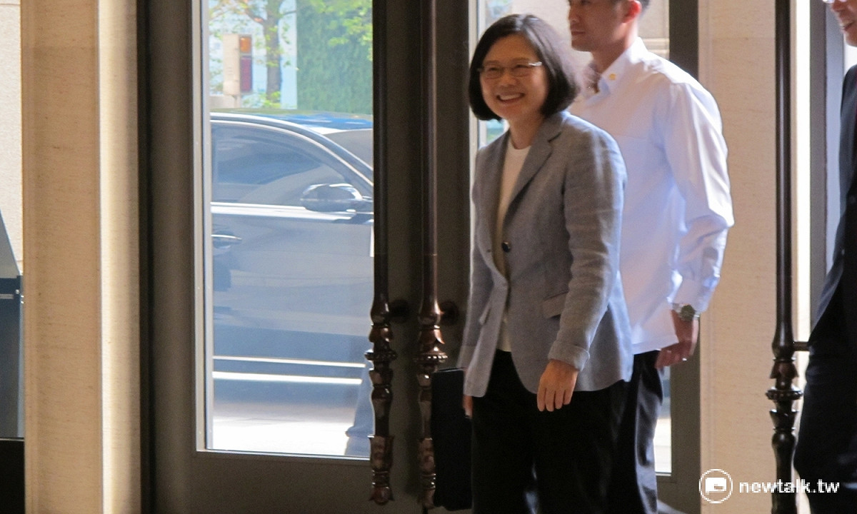聽到媒體高喊總統府秘書長是否與幕僚有心結，總統蔡英文20日聽到後笑笑不答。 圖：林朝億/攝
