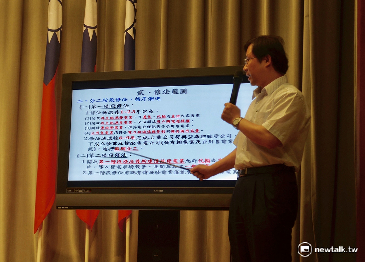 能源局長林全能於行政院會中，說明《電業法》修法。 圖：柯昱安/攝