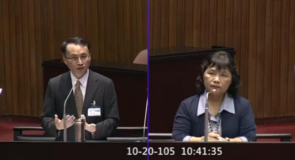 準大法官黃昭元(左)在接受民進黨立委陳曼麗(右)質詢時提到，若相愛的人不能在一起是很大的傷害。 圖：翻攝自iVOD