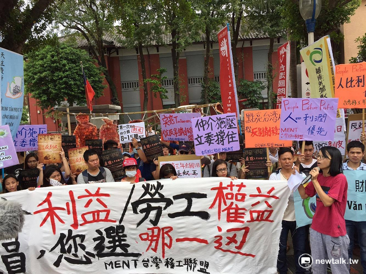 針對立法院廢除外籍移工3年條款，勞團在場外高呼重視移工勞權，並呼籲仲介停止污名化外籍移工。 圖：鄭佑漢/攝