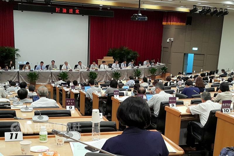 台灣大學22日召開校務會議，討論與國立台北教育大學 合併案、國際學士學位學程等議程。  圖：中央社