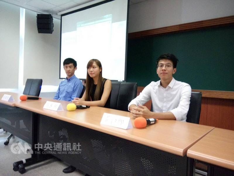 香港立法會議員梁頌恆（左）、游蕙禎（中）及本土民 主前線發言人黃台仰（右）22日出席在國立台灣大學舉 辦的「國際大都會香港的本土運動」講座。  圖：中央社