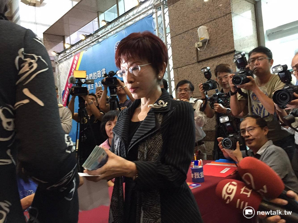 面對國民黨財務困境，國民黨主席洪秀柱24日親自捐出20萬特別黨費。 圖：新頭殼資料照片