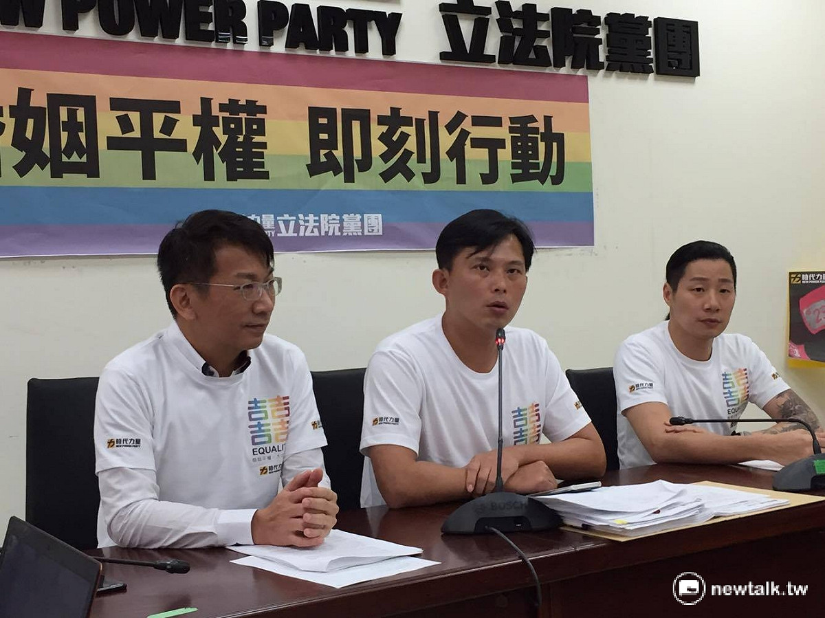 攸關同性戀婚姻平權，時代力量24日召開記者會提出相關法案修正，力挺同性戀婚姻平權。 圖：鄭佑漢/攝