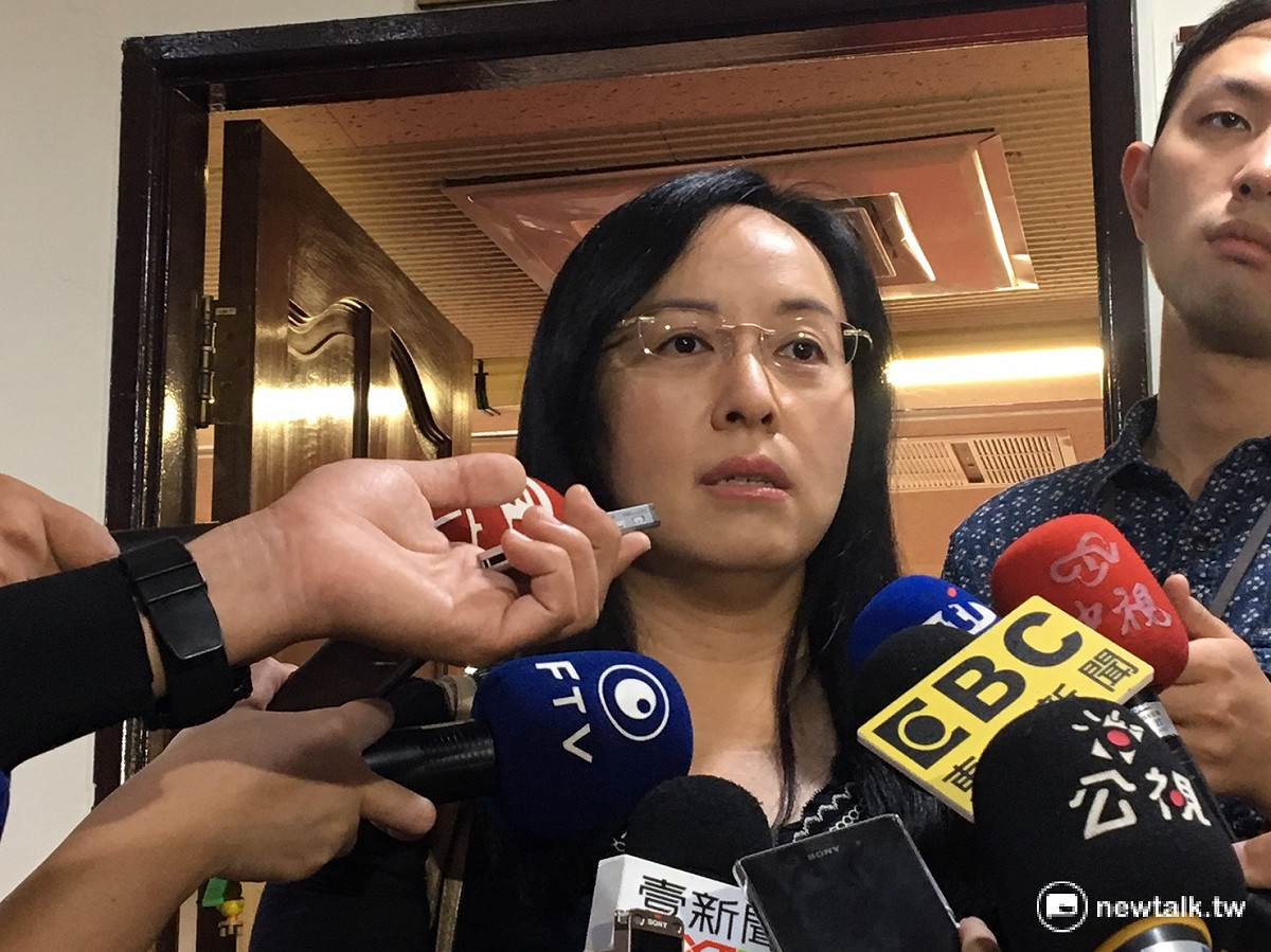 立法院24日下午舉行《勞基法》部分條文修正的朝野協商會議，會議僅10分鐘就流會，民進黨立委陳瑩更在現場自爆，有不理性的網友甚至在臉書留言威脅她。 圖：鄭佑漢/攝