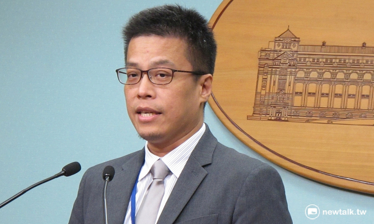 總統府發言人黃重諺26日說明蔡英文聘僱許名慧擔任廚師的過程。 圖：新頭殼資料照片