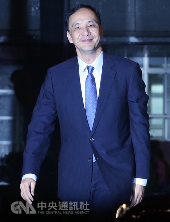 前總統馬英九24日晚間在國軍英雄館邀他擔任國民黨主席任內副主席及黨內大老，討論如何助黨解決困境。新北市長朱立倫（圖）會前表示，已請副市長李四川代交20萬元特別黨費。 圖：中央社