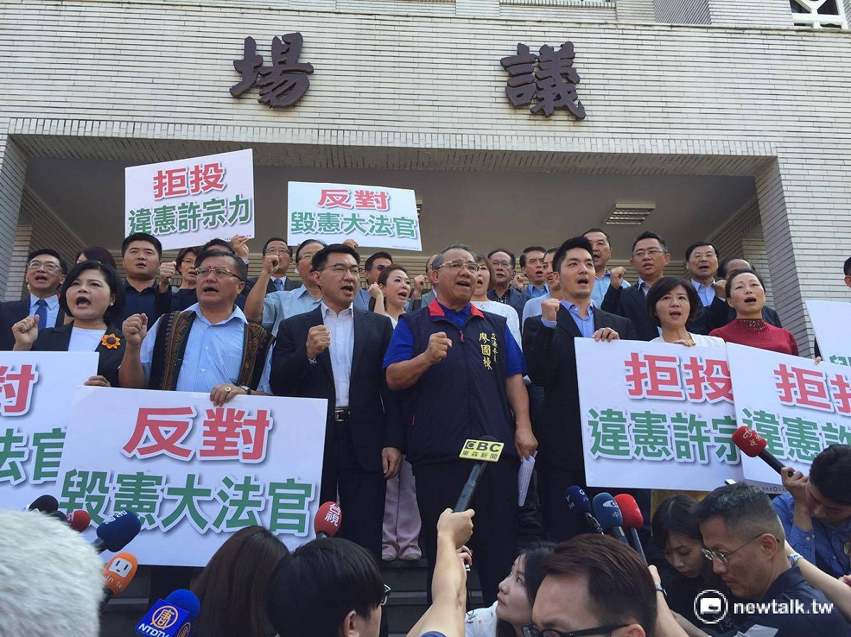 國民黨立委25日在立法院議場門口，抗議司法院院長被提名人許宗力的人事同意權。 圖：鄭佑漢/攝