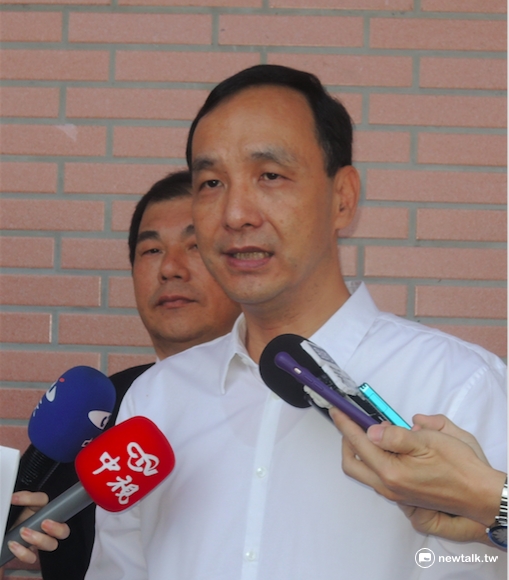 新北市市長朱立倫25日受訪表示，對於黨內近日引發「一中各表」的論述爭議，他強調，「洪秀柱清楚了解國民黨的立場與堅持」。 圖：陳冠廷/攝