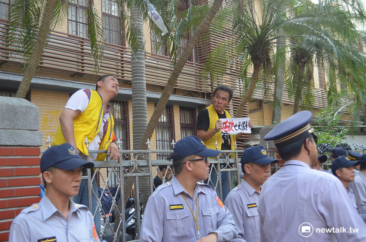 有數名桃園產業總工會勞工翻入立院圍牆內，遭警方留置。 圖：柯昱安/攝