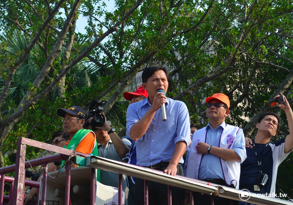 時代力量立委黃國昌赴抗議現場聲援勞工。 圖：柯昱安/攝