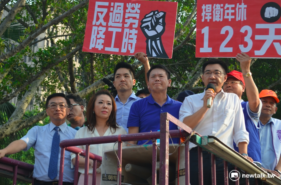 國民黨立委江啟臣、李彥秀、陳宜民及蔣萬安赴抗議現場聲援勞工。 圖：柯昱安/攝