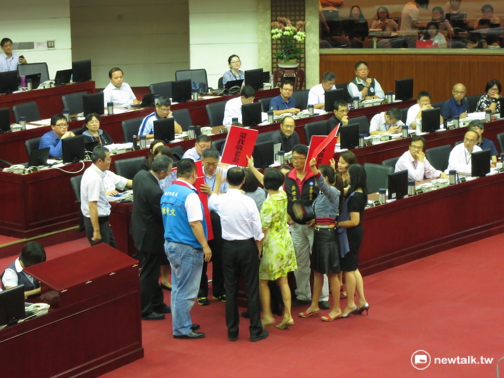 多位國民黨台北市議員高舉「還我敬老金」標語，要求市長柯文哲恢復重陽敬老金。 圖：呂佳峻/攝