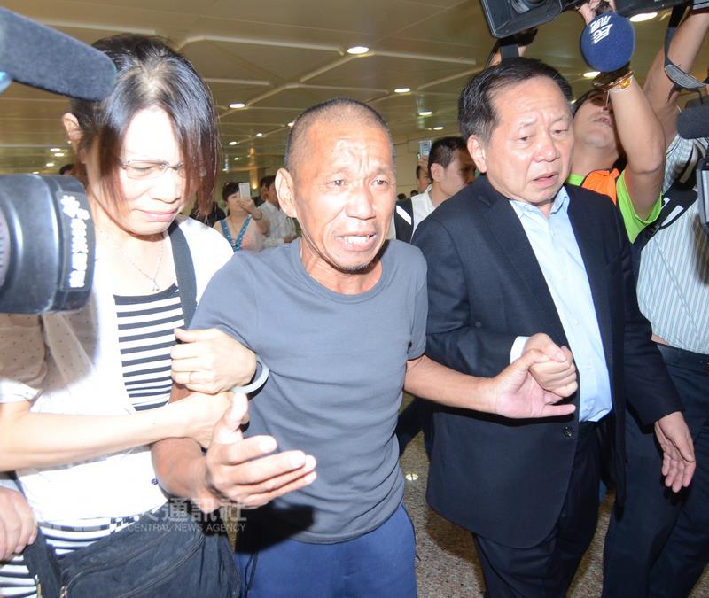 遭海盜綁架近5年的台籍輪機長沈瑞章26日下午抵達台灣。 圖：中央社。
