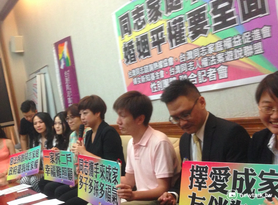 針對推動同志婚姻合法，同志諮詢熱線研究員呂欣潔26日強調，日前已拜會立法院各黨團，大多對同性婚姻已凝聚多數支持，盼國會能盡快修法。 圖：鄭佑漢/攝