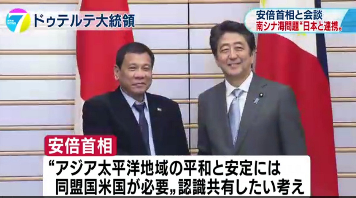 菲律賓總統杜特地(左)與日本首相安倍晉三和26日舉行會談，就國際法庭否定中國南海主權主張的仲裁案結果達成共識。 圖：翻攝NHK