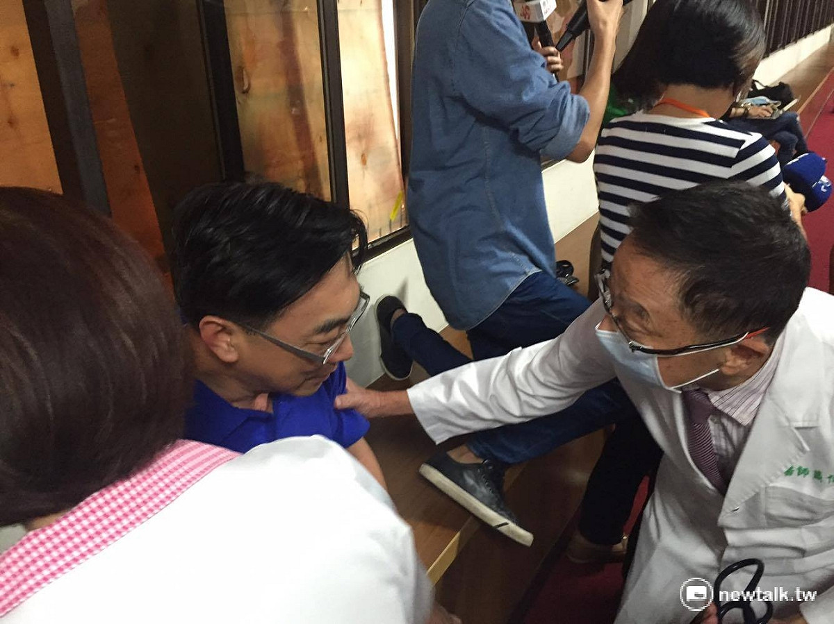 國民黨立委陳宜民在一陣混亂中，掛彩送醫。 圖：鄭佑漢/攝