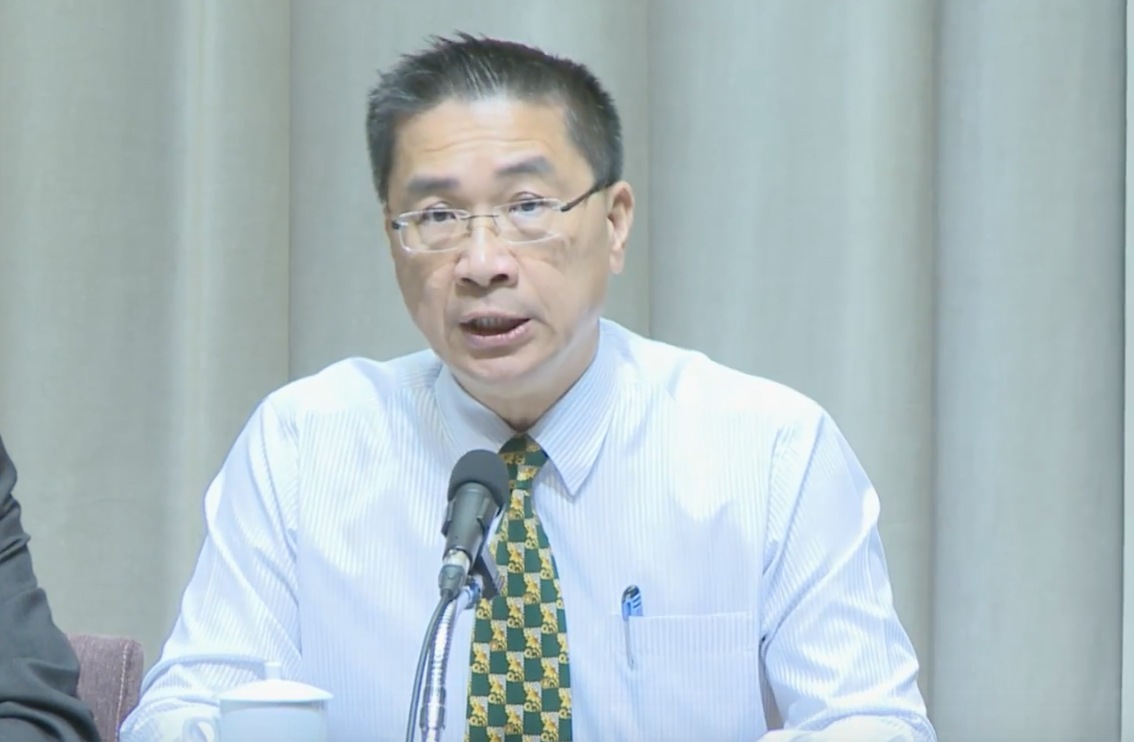 行政院會27日通過《學校教職員退休條例》修正草案，未來退休教職員若轉任公職，不得領取月退休金。圖為行政院發言人徐國勇。 圖：翻攝自行政院直播畫面