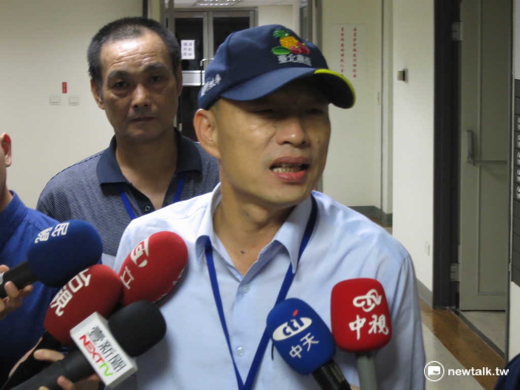 農委會表示，為解決亂象，農委會和北市官股董事30日將不會出席董事會及常董會，並認為應由監察人發動股東大會，重新改選董監事、常務董事及董事長。圖為北農總經理韓國瑜。 圖：新頭殼資料照片