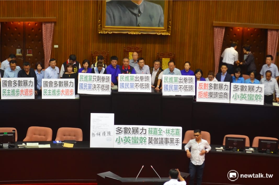 國民黨團28日在國是會議一結束後，便一湧而上佔領主席台，癱瘓議事。 圖：柯昱安/攝