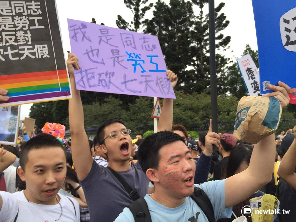 勞團29日現身同志大遊行現場抗議民進黨砍國定7天假爭議。 圖：鄭佑漢/攝