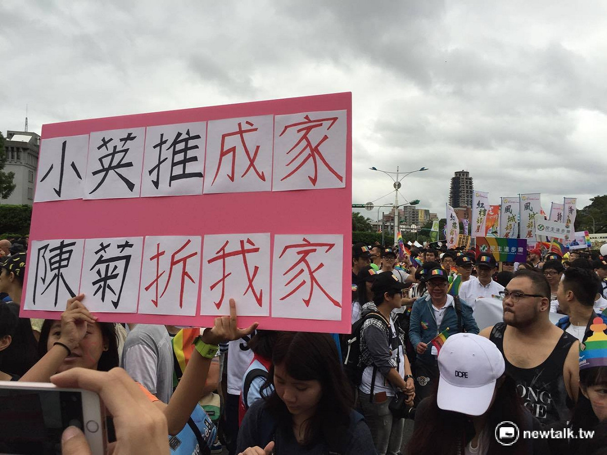 勞團29日現身同志大遊行現場抗議民進黨砍國定7天假爭議。 圖：鄭佑漢/攝