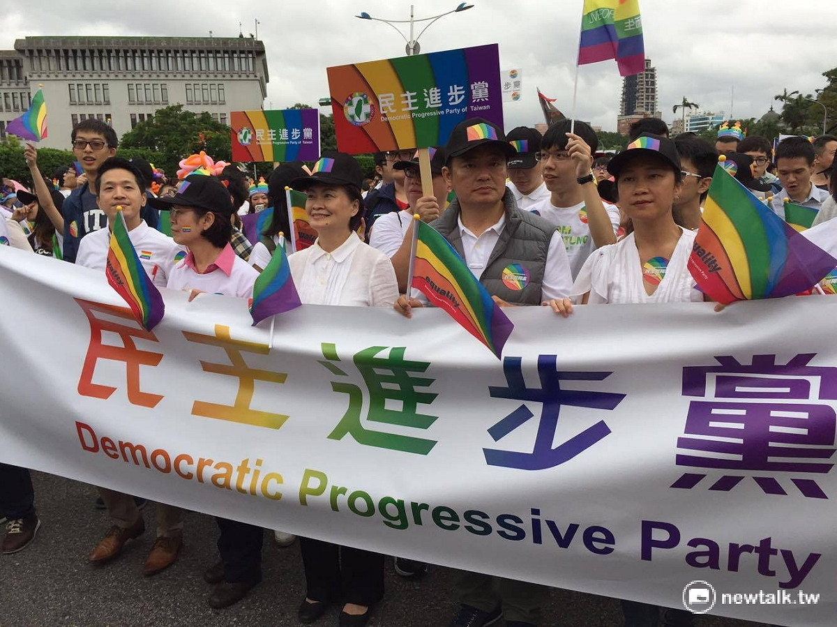 民進黨立委29日到同志大遊行現場聲援。 圖：鄭佑漢/攝