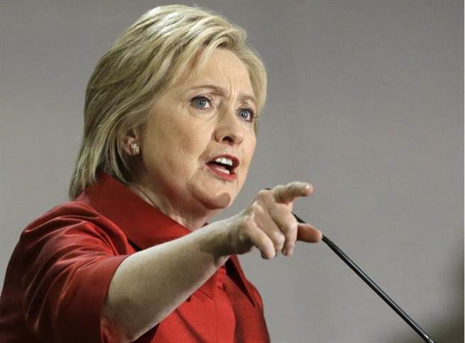針對聯邦調查局(FBI)決定在大選前夕，重啟對美國民主黨總統候選人希拉蕊．柯林頓的使用私人電郵伺服器處理公務的調查一事，希拉蕊表示，簡直「前所未見」，且「令人深感憂慮的」。 圖：美聯社資料照片