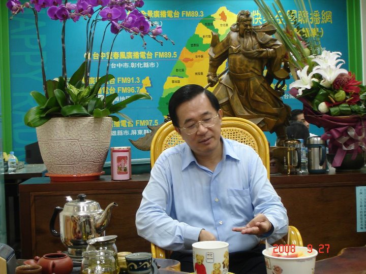 因病保外就醫的前總統陳水扁，在住家附近散步時對拍攝民眾不滿怒嗆，高雄市長陳菊呼籲，有心人士應停止對陳水扁的不當滋擾，而若逾越法令，市府也將依法制止。 圖：翻攝陳致中臉書