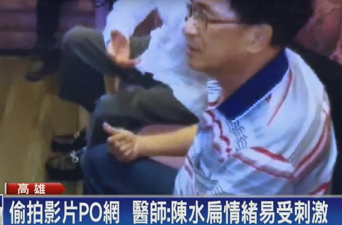 在高雄市立美術館附近拍攝前總統陳水扁影片PO網的麵包師傅黃士福，引發外界爭議。 圖：翻攝民視畫面