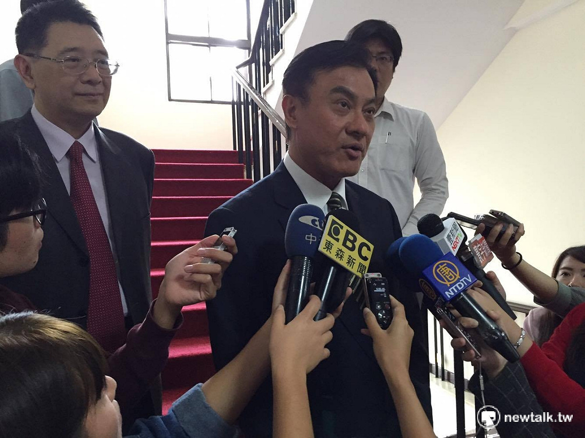 立法院1日針對一例一休法案進行朝野協商，不過，藍綠都使出議事杯葛，將對方提交的法案退回程序委員會。 圖：鄭佑漢/攝