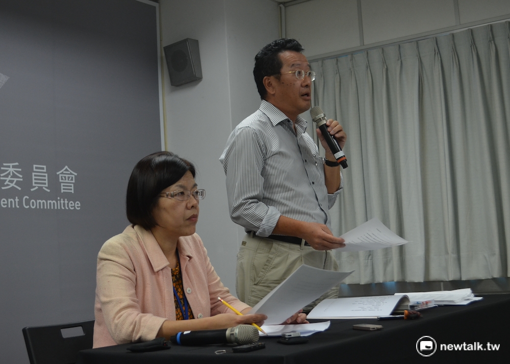 黨產會1日召開記者會，主委顧立雄（右）宣布，認定中投與欣裕台為國民黨附隨組織。 圖：柯昱安/攝