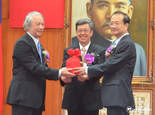 司法院1日舉行新任正副院長交接典禮，由副總統陳建仁（圖中）監交，圖左為卸任司法院長賴浩敏，圖右為新任司法院長許宗力。 圖：柯昱安/攝