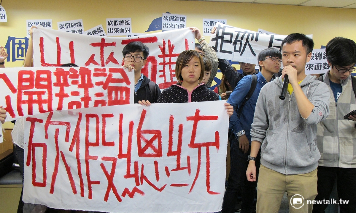學生團體2日中午突襲民進黨中央，抗議民進黨要砍7天假。 圖：林朝億/攝