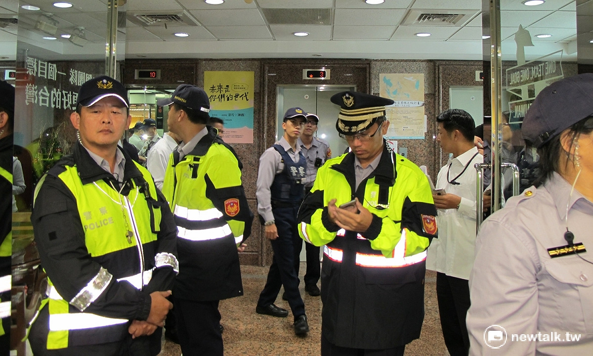 針對學生突襲，警方陸續派人力進駐民進黨中央。 圖：林朝億/攝
